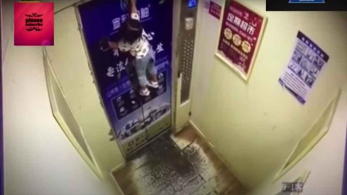 Video: Momento en que niña es arrastrada a un ascensor y queda colgada