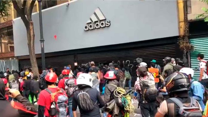 Saquean tiendas durante marchas en #JusticiaParaMelanie en la CDMX