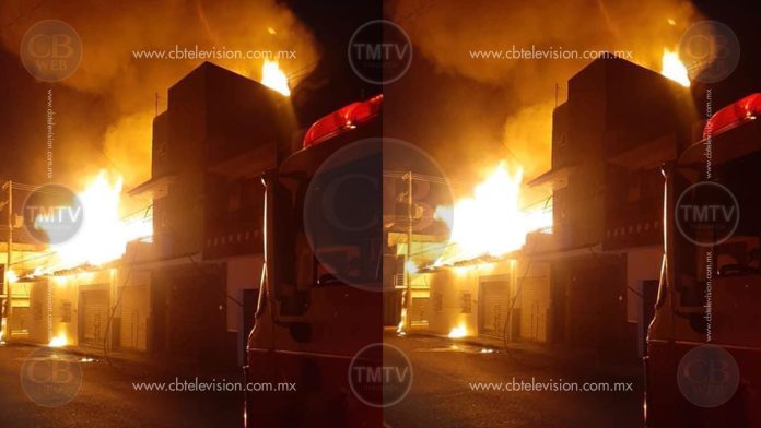 Voraz incendio consume una casa y dos locales en la Ramón Farías