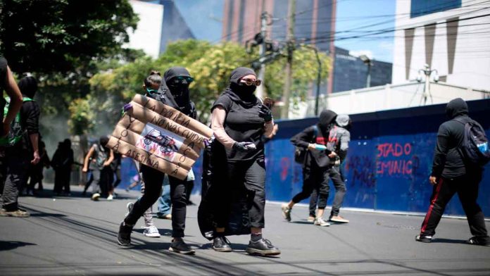 Video: Anarquistas vandalizan comercios en la CDMX y agreden a reporteros