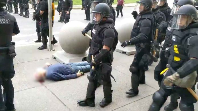 Video: Policía empuja a un hombre de al tercera edad y le provoca una fuerte caída