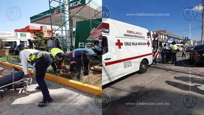 Colocaba anuncio de gasolinera y se cae del andamio