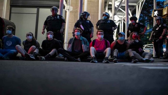 250 manifestantes arrestados en NY por desafiar toque de queda