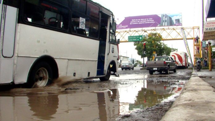 Problemas de bacheo sobre Av. Madero Poniente; con lluvias empeora