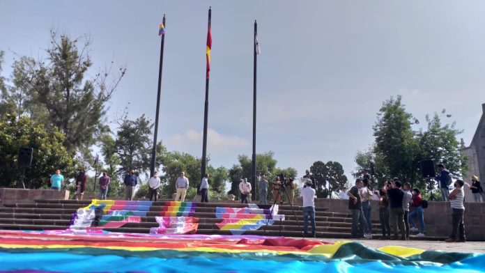 Bandera de Orgullo LGBT, por primera vez en asta en el Caballito