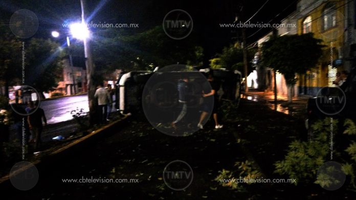 Vuelca camioneta sobre lateral de avenida Acueducto