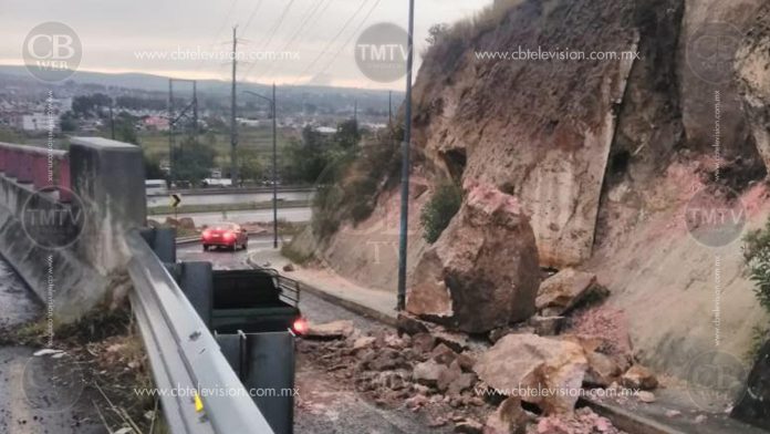 Se desgaja paredón en la lateral de periférico, al cruce con Guadalupe Victoria