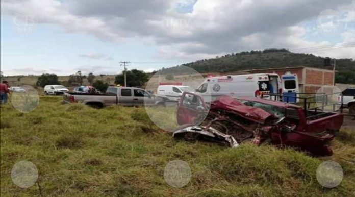 Choque de camionetas le cobra la vida a una persona en Acuitzio