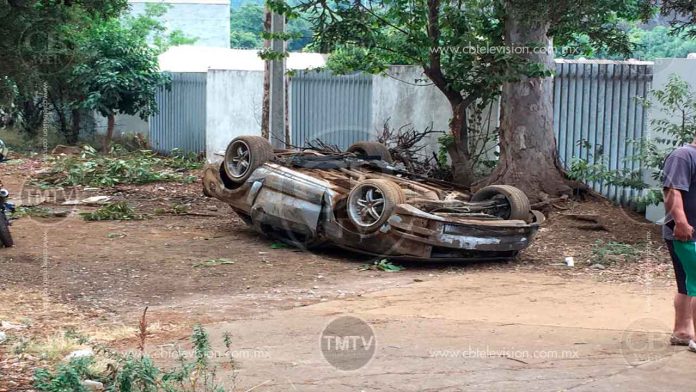 Auto da tres vueltas en el aire y termina desecho afuera del Conalep