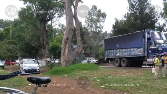 Comuneros cierran carreteras por visita de AMLO a Michoacán