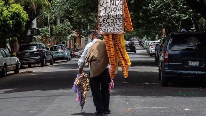 “Vendo pijamas a precio de costo o cambio por víveres”, pide ancianito para sobrevivir esta la crisis