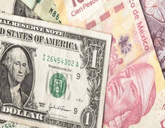 Dólar gana sobre el peso y llega a $23 por primera vez en semanas