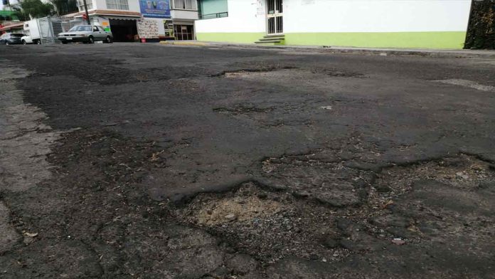 Calles en pésimo estado denuncian en Colonia Xangari.