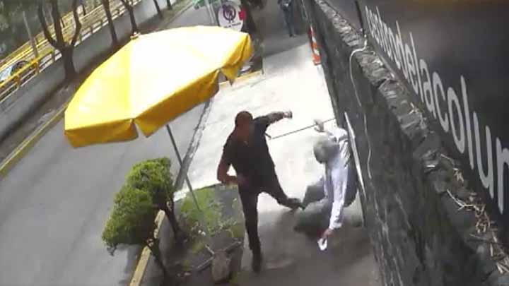 Video; Hombre agrede a adultos mayores Video; Hombre agrede a adultos mayores