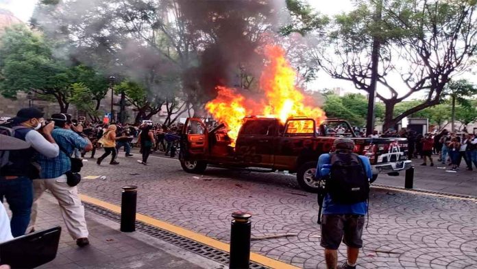 #JusticiaParaGiovanni: Queman patrullas en protestas de Guadalajara