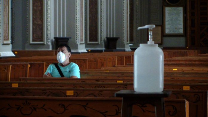 Protocolos de sanidad insuficientes en iglesias de Morelia.