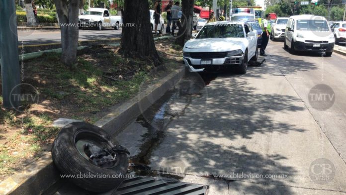 Choque de dos autos en avenidas Camelinas y Ventura Puente