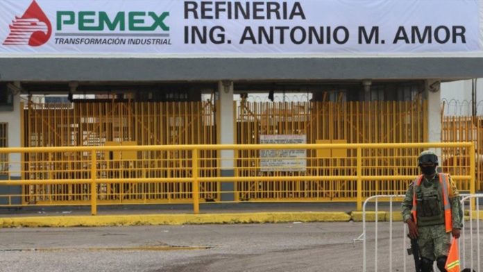 Aseguran auto con explosivos tras amenazas a refinería de Salamanca