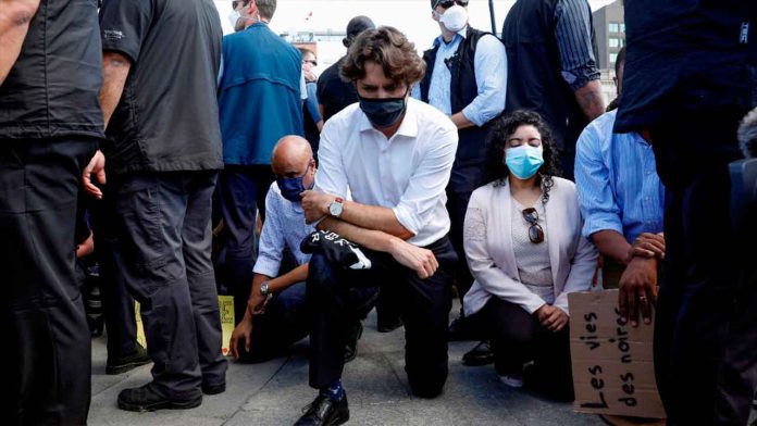 Justin Trudeau se arrodilla en protesta contra el racismo