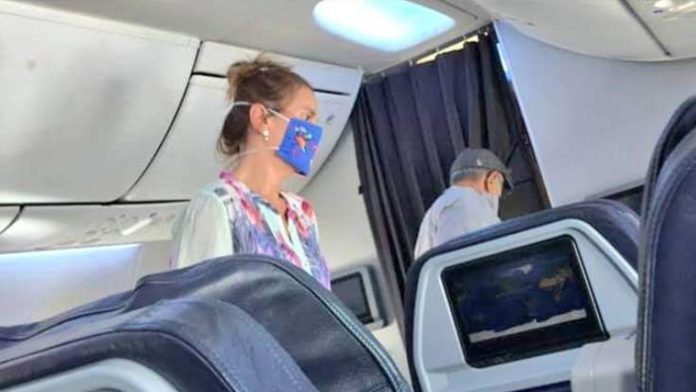 Mientras viajaba en primera clase, le reclaman a Beatriz Gutiérrez por poner en riesgo la libertad de expresión
