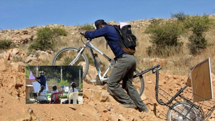 Comprometido con sus pequeños, maestro pedalea en su bicicleta