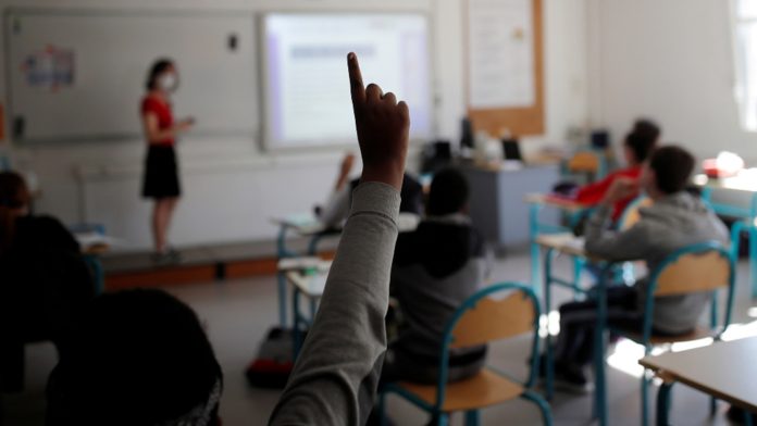 En riesgo de contraer covid-19, 240 mil maestros en México