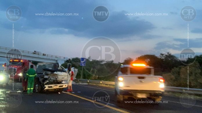 Tráiler embiste camioneta y se da a la fuga