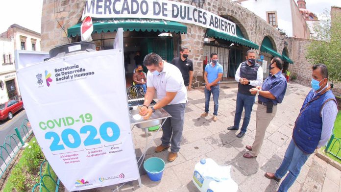 Apoya Sedesoh a comerciantes del Mercado de Dulces y Artesanías de Morelia, contra COVID-19