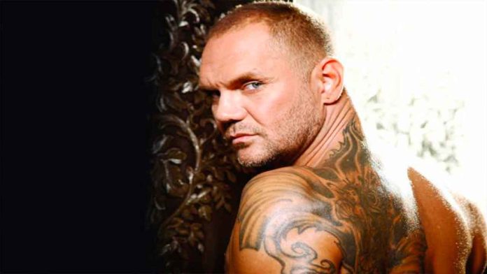 Detienen a actor porno por la muerte de una persona en su hogar