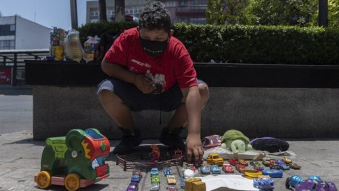 Niño cambia sus juguetes por comida para ayudar a su mamá ante la crisis