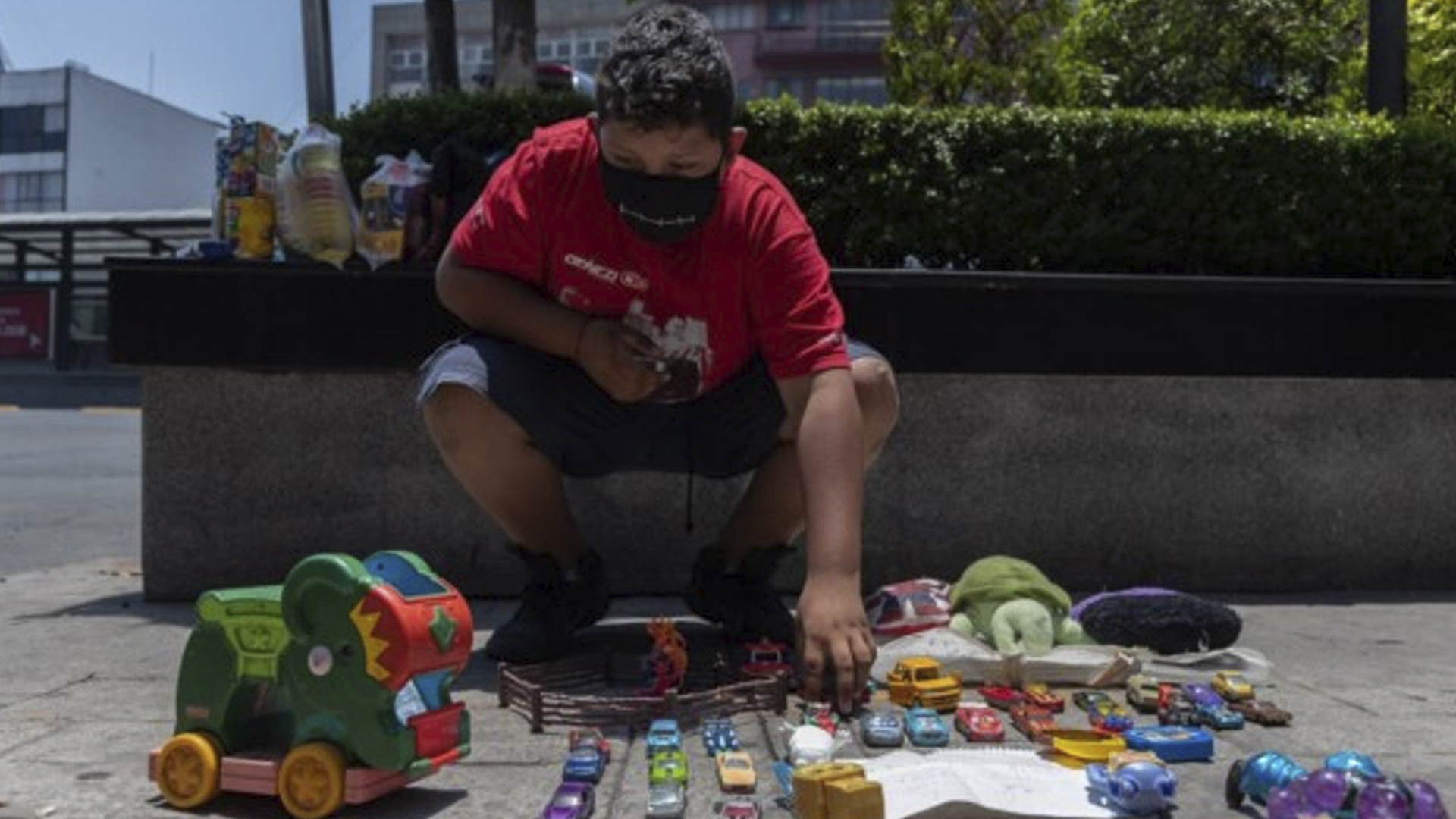 Niño cambia sus juguetes por comida para ayudar a su mamá ante la crisis Niño cambia sus juguetes por comida para ayudar a su mamá ante la crisis