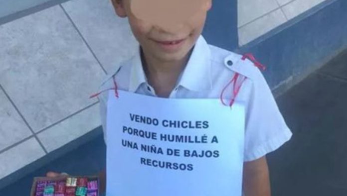 Usuarios aplauden a mujer que puso a vender chicles a su sobrino, se burló de una niña de escasos recursos