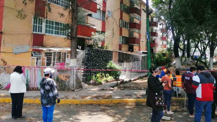 En medio de la pandemia, desalojan a familias de edificio ladeado por posible derrumbe
