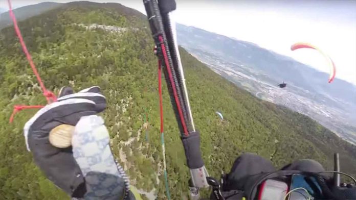 Video: Impresionante momento en que dos paracaidistas chocan entre sí