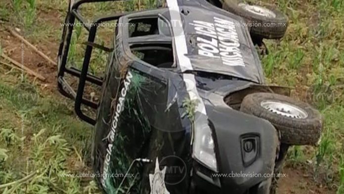 Estables los tres policías tras volcar en su patrulla