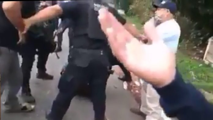 Policía Michoacán golpea a cortador de aguacate y casi lo mata
