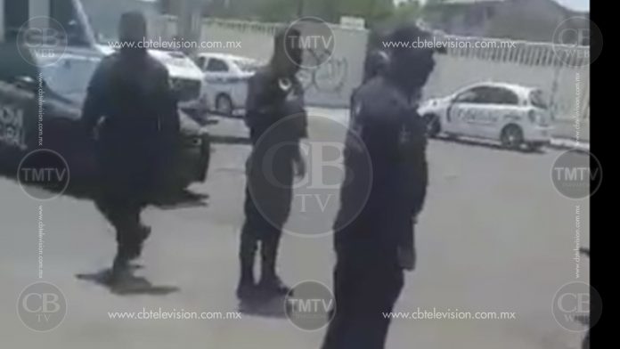 Policías de LC retan a golpes a ciudadanos y arrestan a un joven