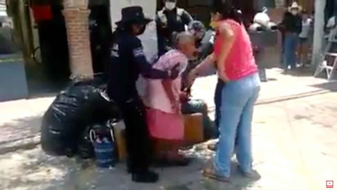 Video: Policías forcejean con señora por no usar cubrebocas en Querétaro