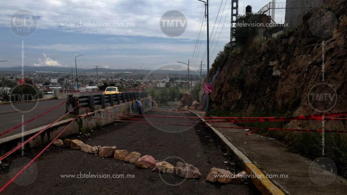 Por lluvias caen rocas sobre avenida Guadalupe Victoria