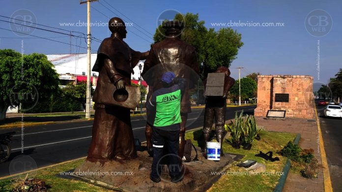 Estatua de Fray Antonio amanece con mensajes, horas después la limpian