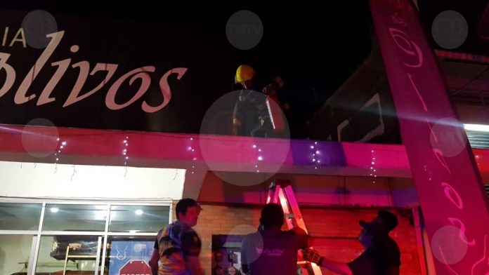 Se les quema un local en plaza Tabachines