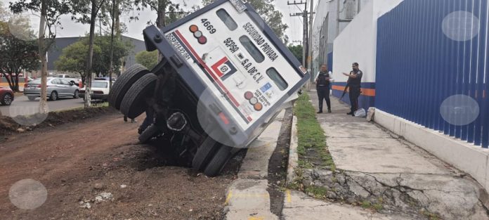 Camioneta de valores cae en zanja de Madero Poniente