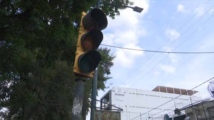 Semáforo descompuesto sobre Boulevard García de León.