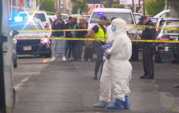 Lo apuñalan, balean y su cuerpo lo abandonan afuera de una vivienda
