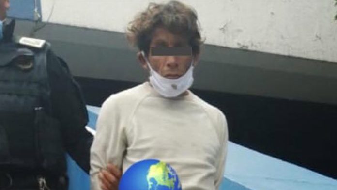 En plena vía pública hombre es sorprendido abusando de una perrita en CD.MX.