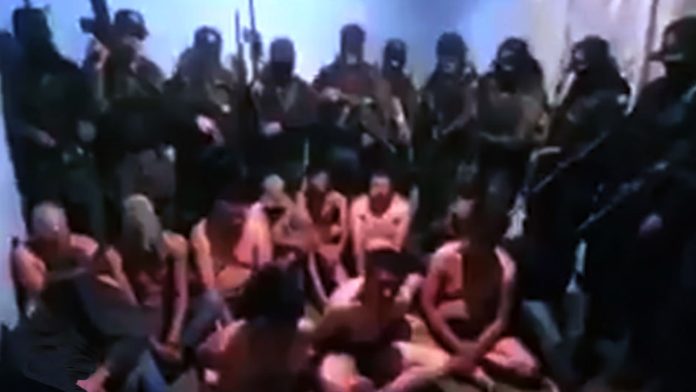 Video: Cártel de Sinaloa desnuda a sicarios del CJNG para interrogarlos y después ejecutarlos