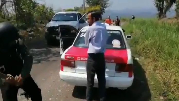 Hombres armados golpean con una tabla a taxista por 