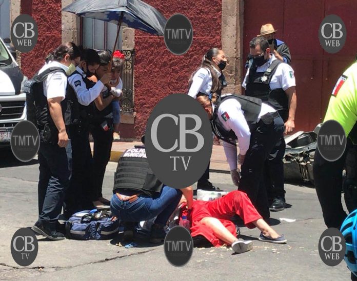 Mujer lesionada al chocar su moto con una camioneta en el centro de Morelia