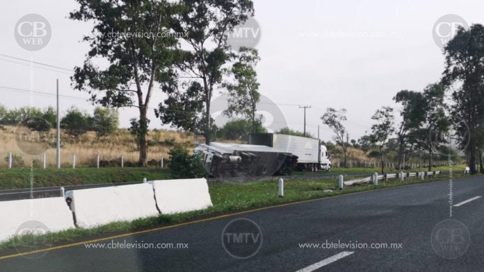 Vuelca tráiler al sur de Morelia