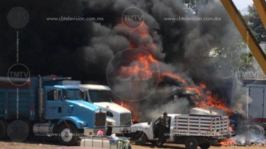 Terminan en cenizas 5 camiones en la Central de Abastos de Uruapan